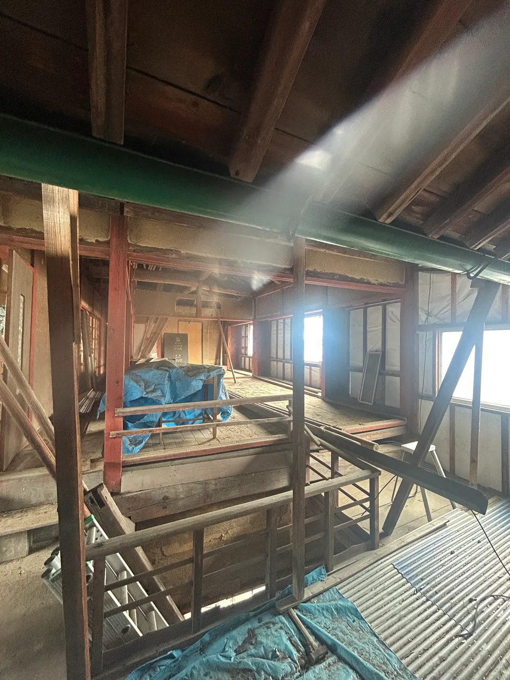工事中の建物の2階。古い柱や梁が残り、窓から光が差しこんでいる
